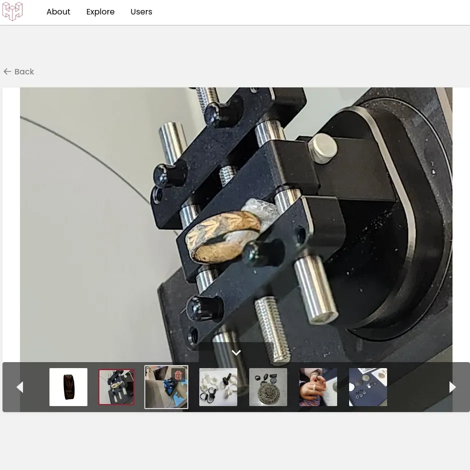 Visualizer showing a contextual image of the 3D model and an open drawer with extra image thumbnails.